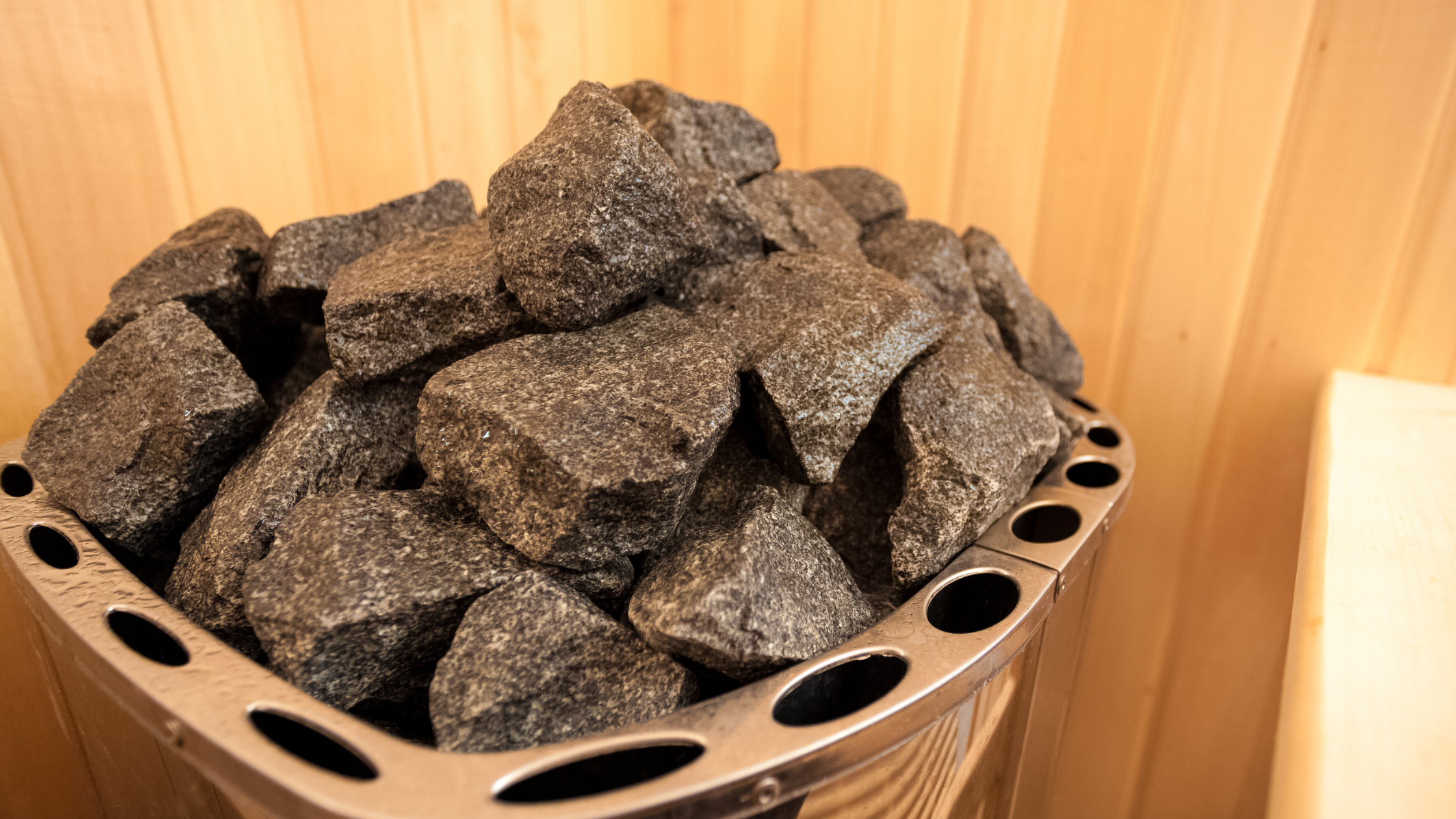 Guide to Using a Sauna with Rocks